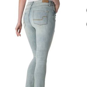 Nwot Signature by Levi’s high rise distressed slim straight leg jeans sz 6 & 10